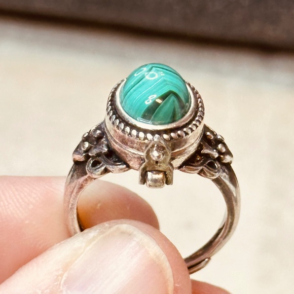 Silver Tone Malachite Poison Ring Oval Stone Vintage - Picture 4 of 14